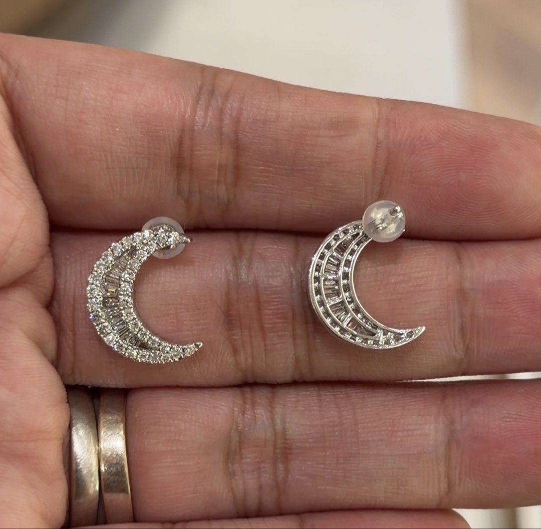 18K White Gold Moon Diamond Earrings (Category: Earrings) located in Las Pinas. Submitted by houseofgems0 (Listing ID 1468234384, Image 2). Description: 18K White Gold Moon Diamond Earrings Details: - 18K White Gold | 2.7 grams - Natural round and baguette-cut diamonds (G/H, VS) - Total Carat Weight: 1ct stamped - PRICE: ₱33,000 💎 All items are 100% AUTHENTIC/PAWNABLE. 💎 LAYAWAY AVAILABLE Send us a message to inquire..