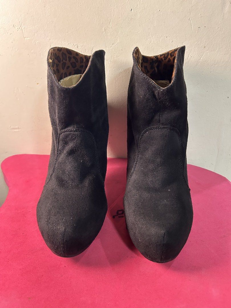 26cm Cloverleaf Heeled Ankle Boots (Category: Boots) located in Quezon City. Submitted by jjsurplus_23 (Listing ID 1468198825, Image 3). Description: .