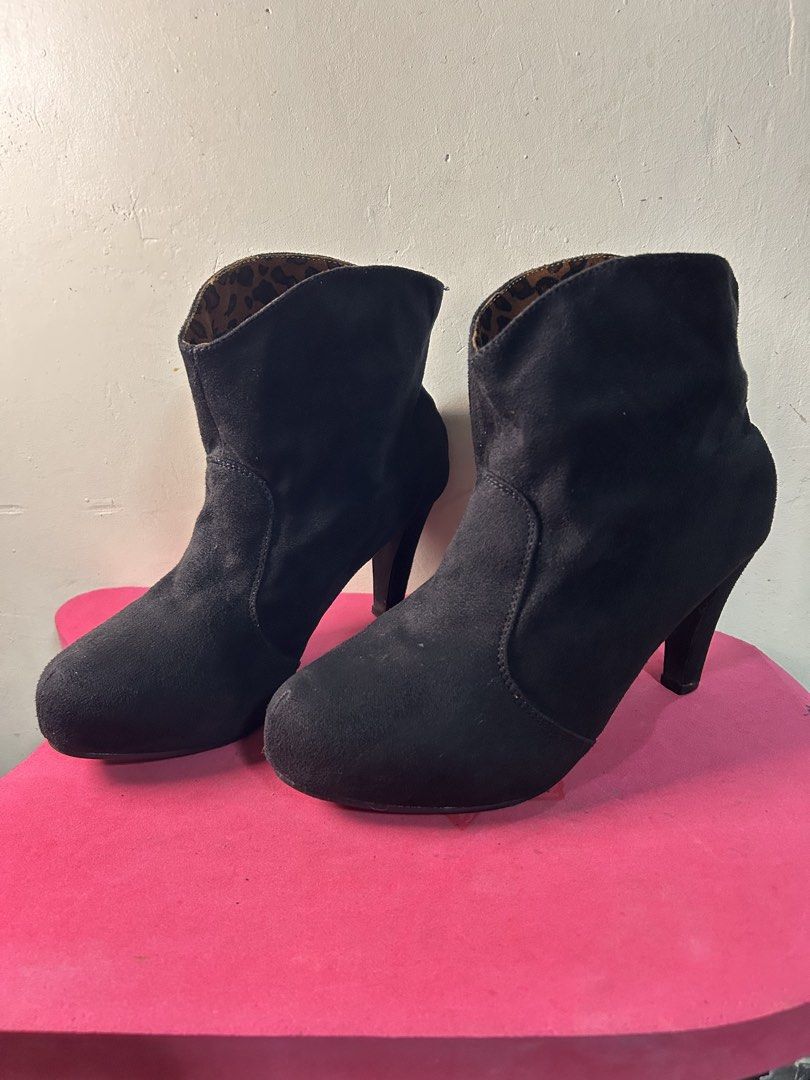 26cm Cloverleaf Heeled Ankle Boots (Category: Boots) located in Quezon City. Submitted by jjsurplus_23 (Listing ID 1468198825, Image 1). Description: .