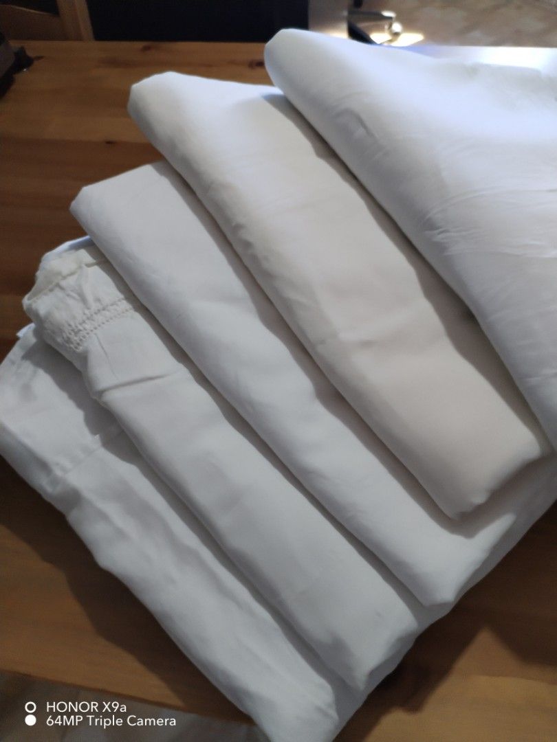 5 Flatsheet King / Queen size ( White) (Category: Bedding & Towels) located in Muntinlupa City. Submitted by arciagamaryann68 (Listing ID 1468074790, Image 2). Description: - Includes 5 pieces of white flat sheets in a bundle - Classic white color that easily matches any bedroom decor - Soft and breathable fabric for a comfortable sleep in the tropical weather - Durable stitching with neat header details - Great value bundle pack for daily use or