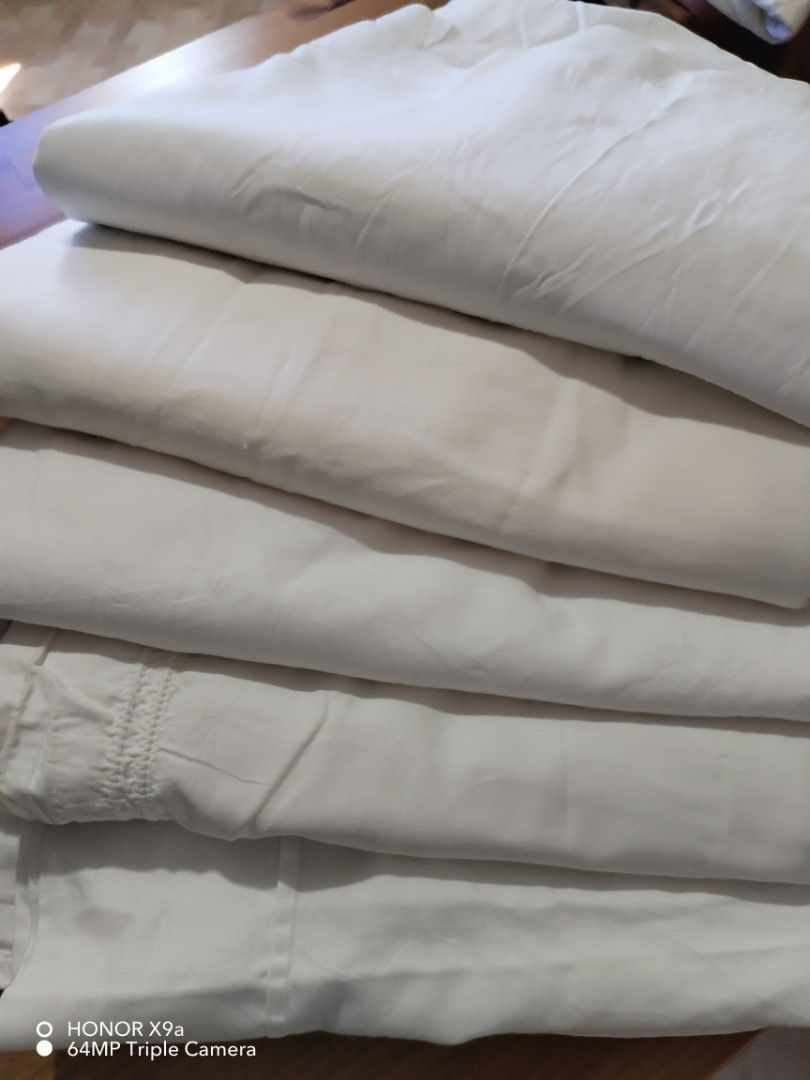 5 Flatsheet King / Queen size ( White) (Category: Bedding & Towels) located in Muntinlupa City. Submitted by arciagamaryann68 (Listing ID 1468074790, Image 3). Description: - Includes 5 pieces of white flat sheets in a bundle - Classic white color that easily matches any bedroom decor - Soft and breathable fabric for a comfortable sleep in the tropical weather - Durable stitching with neat header details - Great value bundle pack for daily use or
