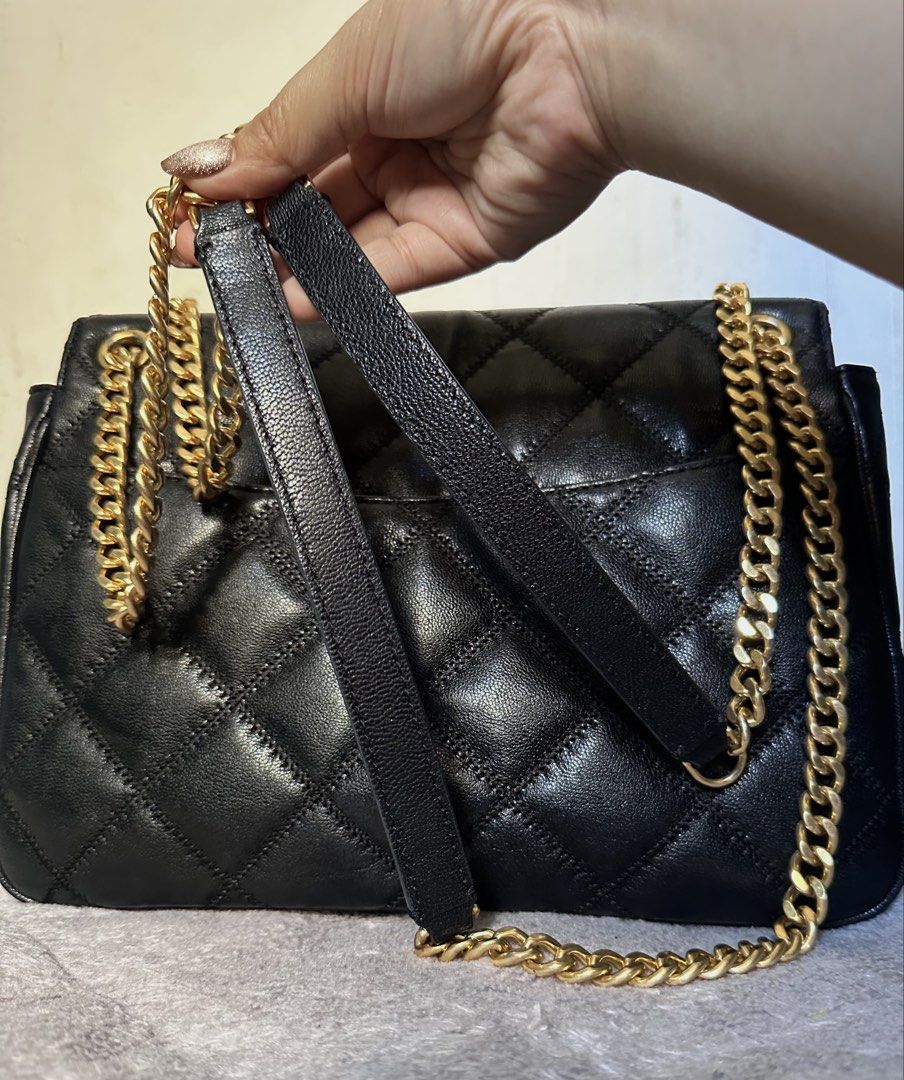 💯 authentic ToryBurch Willa Quilted shoulder Leather (Category: Shoulder Bags) located in Cavite. Submitted by chicfinds.slay (Listing ID 1461535529, Image 3). Description: ✨ feel free to message me. For more details of my bags hearing offers also😊 ✨Almost new condition ✨minimal tarnish on lock (only flaw)which is common no rubs on leather cleaned &sanitized ✨2way Bag (crossbody/shoulder) ✨💯 authentic bought from TB outlet store abroad ✨in pri