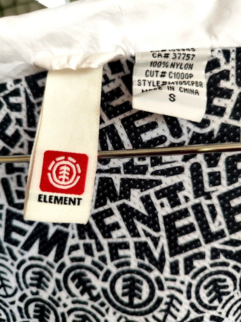 🧥 Element Reversible Windbreaker — Y2K Style (Category: Coats, Jackets and Outerwear) located in Kalibo. Submitted by cloth.ly (Listing ID 1468143781, Image 3). Description: Brand: vintage Element Skateboards tricolor windbreaker jacket. Style: Colorblock — White / Bright Blue / Navy 🔄 REVERSIBLE — 2 styles in 1 jacket! • Side A: Classic colorblock exterior ✨ • Side B: All-over Element logo pattern lining 🏂 🧵 Material: 100% Nylon — lightweigh