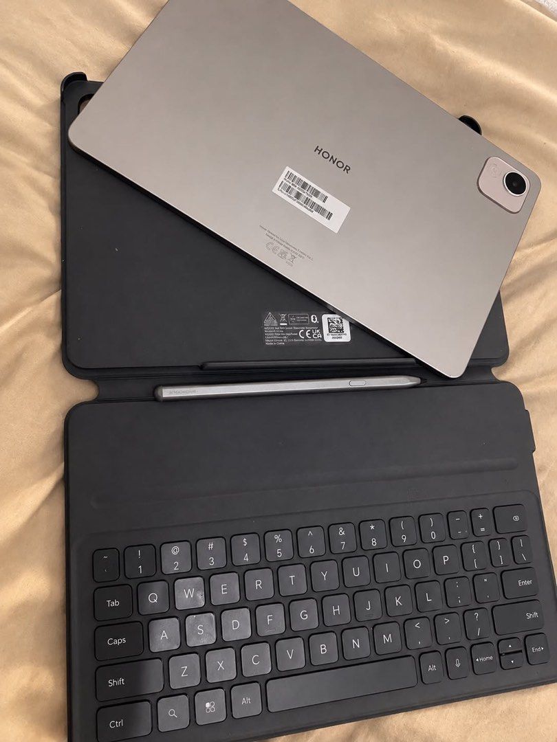 ✨ FOR SALE: HONOR Pad X9a Bundle ✨ (Category: Android) located in Manila. Submitted by trynafindjo_bear (Listing ID 1468187875, Image 2). Description: Selling my personal HONOR Pad X9a 📱🤍 Reason for selling: Barely being used, so I’d rather let it go to someone who will get more use out of it. 📱 HONOR Pad X9a 128GB + Keyboard Case 🖊️ HONOR Pen 💰 Original total: ₱18,599 🔥 Selling price: ₱12,000 only! ✨ Bought July 2026 ✨ Very good condition 