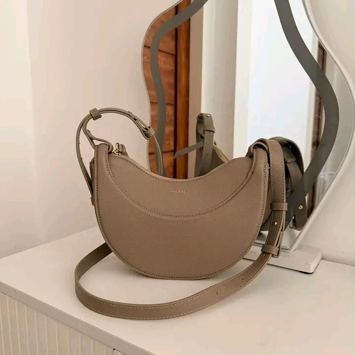 💜 Polene Numéro DixEdition Textured Taupe Bsg (Category: Luxury Bags & Wallets) located in Lala. Submitted by mohsin0825 (Listing ID 1468282455, Image 3). Description: Polene Numéro DixEdition Textured Taupe Bag 13,990p plus sf - Color: Textured Taupe - Design: Trendy crescent / half-moon shape with structured paneling - Versatility: Adjustable strap for comfortable shoulder or crossbody styling - Material: Premium textured finish with clean sti