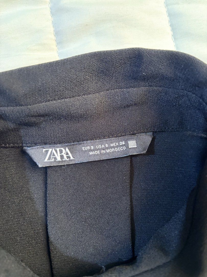 🖤 ZARA Black Button-Down Blouse – Size XS (Category: Blouses) located in Manila. Submitted by hellothere2012 (Listing ID 1468181077, Image 2). Description: Measurements: * Length: Approximately 24 inches * Width: Approximately 26 inches (flat measurement, based on photo) Classic black ZARA blouse with a pointed collar, long sleeves, wide cuffs, and button-down front. Perfect for office wear, smart casual outfits, or everyday styling. * Brand: ZA
