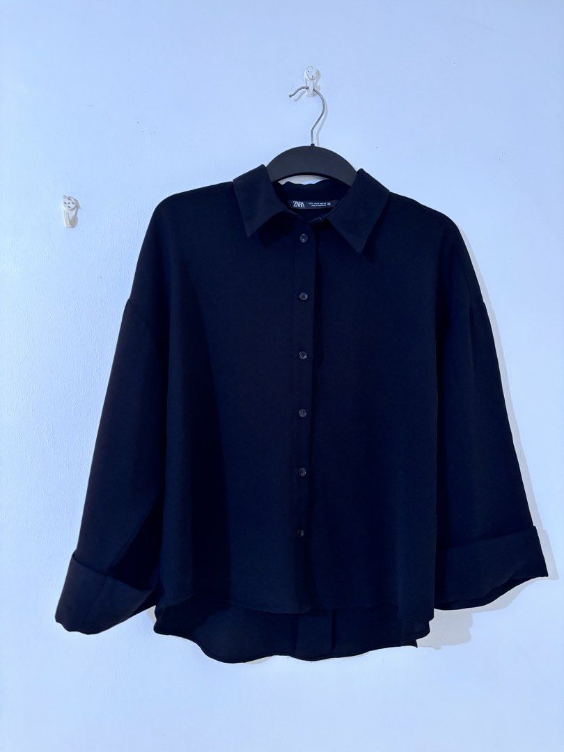 🖤 ZARA Black Button-Down Blouse – Size XS (Category: Blouses) located in Manila. Submitted by hellothere2012 (Listing ID 1468181077, Image 1). Description: Measurements: * Length: Approximately 24 inches * Width: Approximately 26 inches (flat measurement, based on photo) Classic black ZARA blouse with a pointed collar, long sleeves, wide cuffs, and button-down front. Perfect for office wear, smart casual outfits, or everyday styling. * Brand: ZA