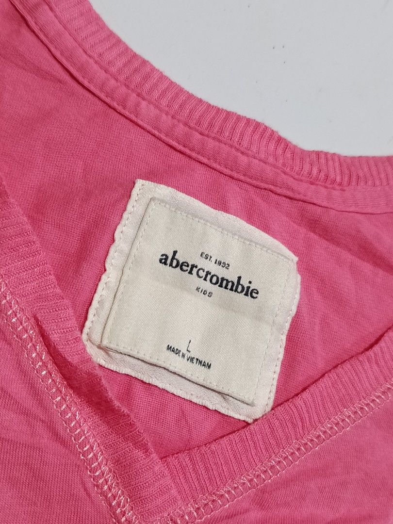Abercrombie & Fitch Pink Fitted Tee (Category: Activewear) located in Aliaga. Submitted by thriftkeizieee (Listing ID 1468193023, Image 2). Description: L:24 W:17 DM ME IF INTERESTED 📩.