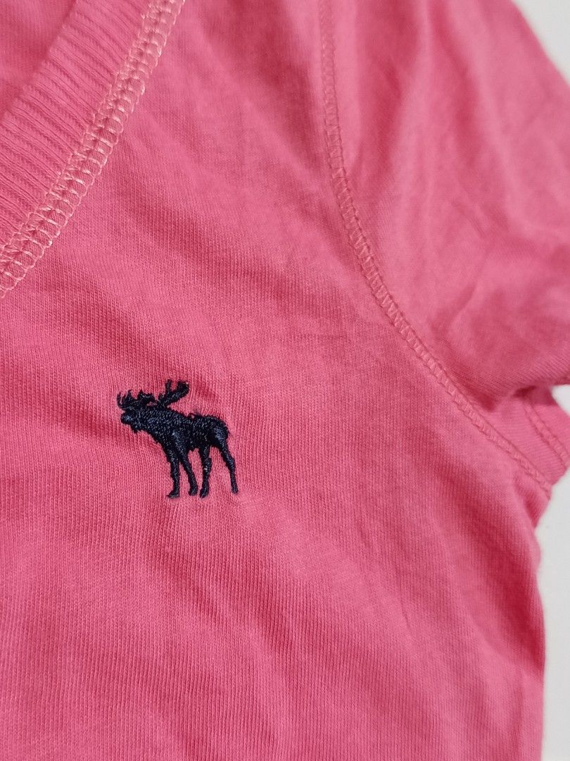 Abercrombie & Fitch Pink Fitted Tee (Category: Activewear) located in Aliaga. Submitted by thriftkeizieee (Listing ID 1468193023, Image 3). Description: L:24 W:17 DM ME IF INTERESTED 📩.