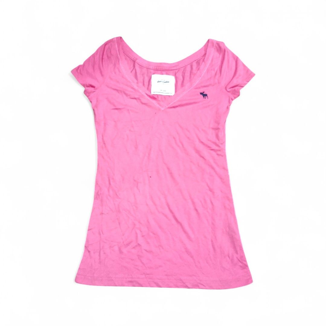 Abercrombie & Fitch Pink Fitted Tee (Category: Activewear) located in Aliaga. Submitted by thriftkeizieee (Listing ID 1468193023, Image 1). Description: L:24 W:17 DM ME IF INTERESTED 📩.