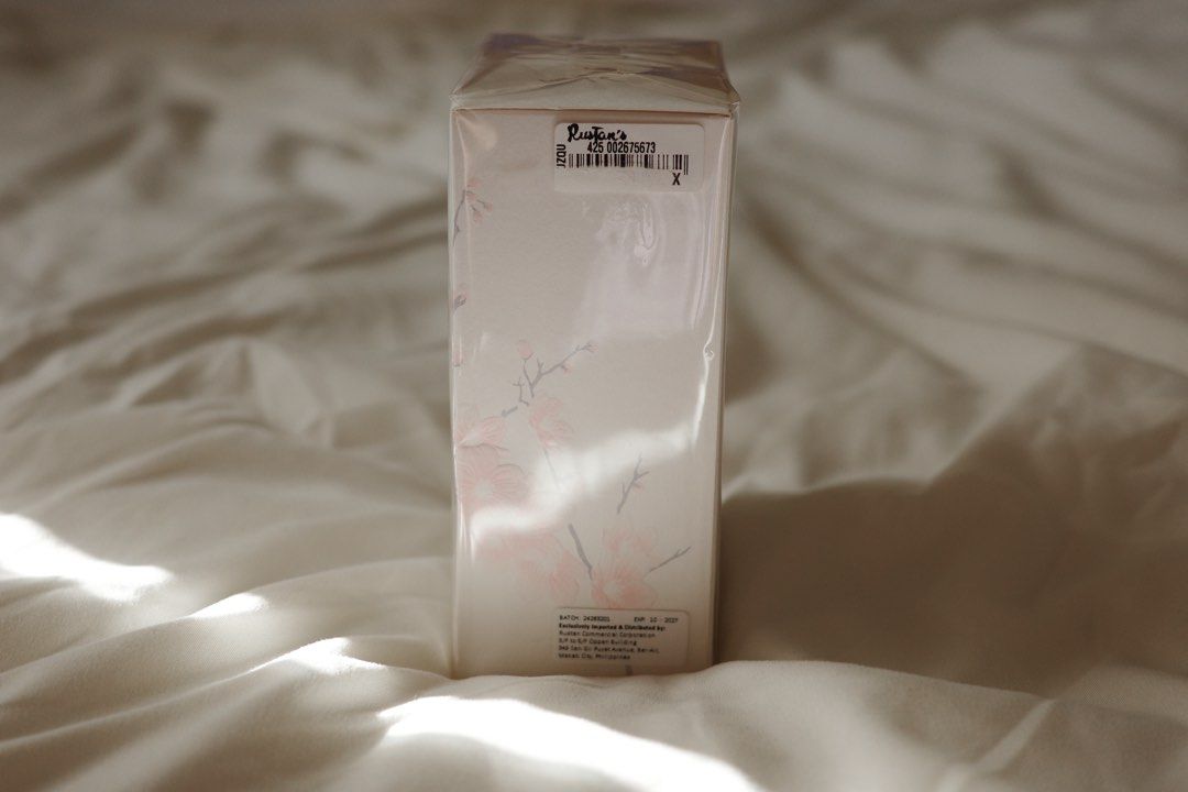 Acca Kappa Sakura Tokyo Eau De Parfum 100ml (Category: Fragrance & Deodorants) located in Las Pinas. Submitted by karleneval (Listing ID 1468137634, Image 2). Description: - Brand: Acca Kappa - Fragrance: Sakura Tokyo Eau de Parfum - Size: 100 ml - Condition: Brand new, unopened, and sealed in plastic - Source: Purchased directly from Rustan's (Gifted to me) - Fragrance Notes: Top (nashi, neroli), Heart (freesia, water lily, rose, cherry blossom)