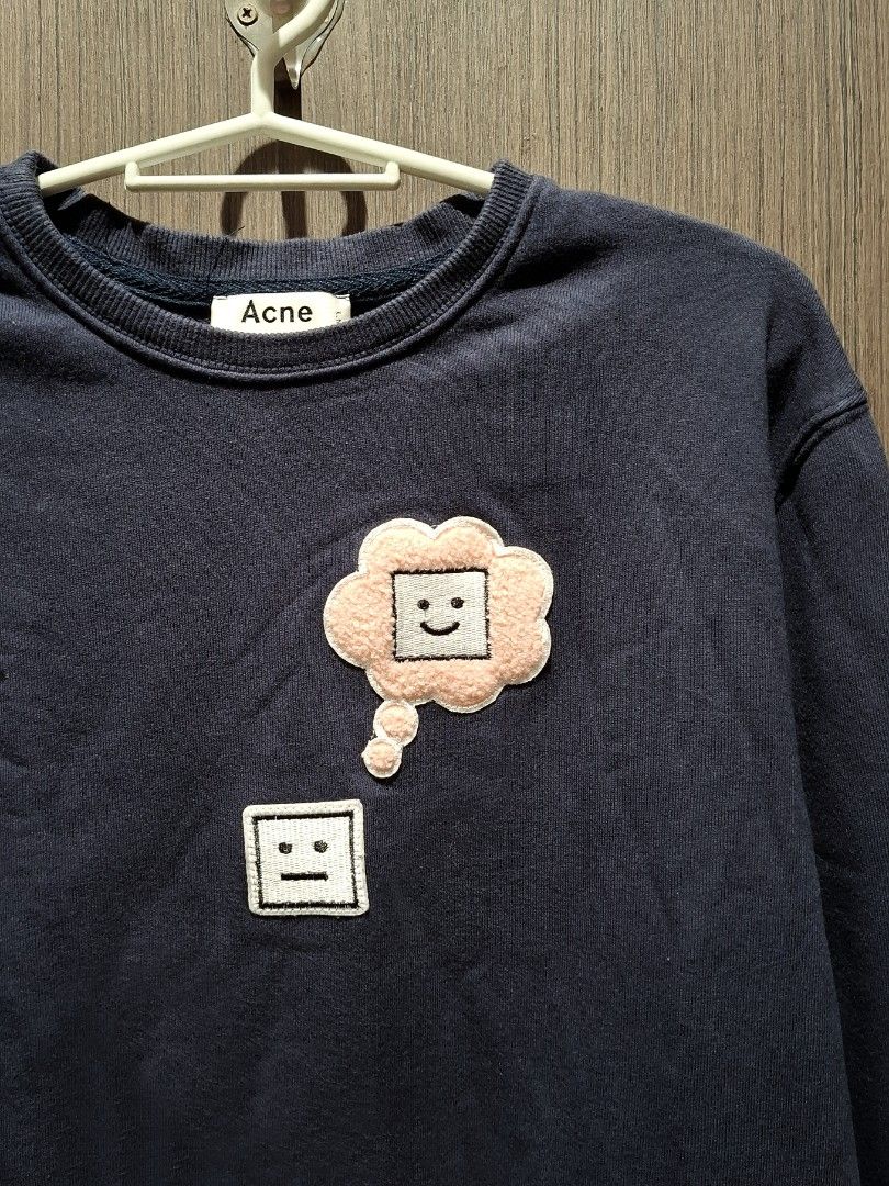 Acne Studios Casey Emoji Sweatshirt (Category: Coats, Jackets and Outerwear) located in Pasig City. Submitted by coveted.mnl (Listing ID 1468162415, Image 2). Description: Best fit to: Medium - Large Width : 21 Length : 24 (MEASURED BY INCHES) 9.5/10 overall condition No issues or flaws in fabric Retailed for $300 (18,600) • P1800 Slightly negotiable • Pasig City meet up • Open for COD Via Lalamove or Grab • J&T courier Message us for more info🤍