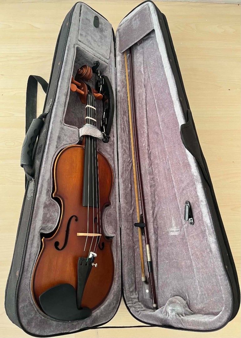 Acoustic Violin with Hard Case and Bow (Category: Musical Instruments) located in Manila. Submitted by tricia_00 (Listing ID 1468083003, Image 1). Description: - Beautiful warm brown acoustic violin with a dark fingerboard - Equipped with 4 fine tuners for easy and precise tuning - Includes a bow and a comfortable shoulder rest - Comes with a durable padded black hard case featuring soft grey velvet lining - Ideal for beginners, practice sessions