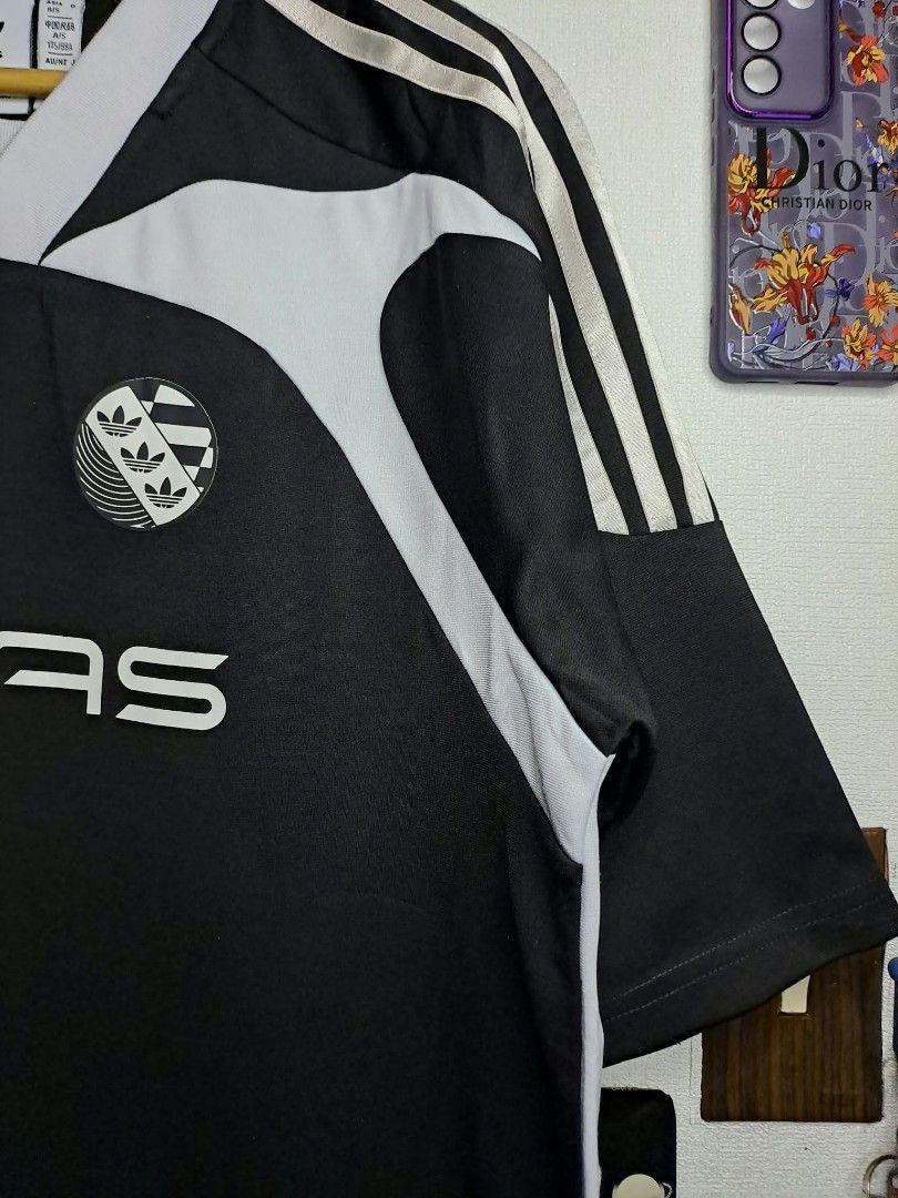 Adidas Adilenium Oversized SS Jersey no Unisex (Category: Activewear) located in Manila. Submitted by yaseen__73 (Listing ID 1468131095, Image 2). Description: Authentic Adidas Originals (Adilenium collection) Design Features: Black and white retro football/soccer jersey styling, V-neck collar, bold centered "ADIDAS" Relaxed, oversized fit with dropped shoulders. Wearing Size : Small on Tag Dimensions : Please Refer to the Photo Color Rate : 10/1