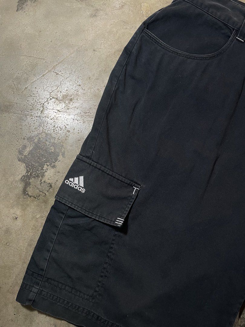 Adidas Cargo Short (Category: Shorts) located in Sorsogon. Submitted by thirfthaven_89 (Listing ID 1468060263, Image 2). Description: Waist:32 Length:22.