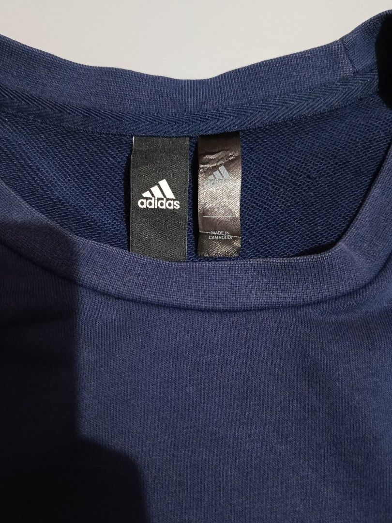 Adidas Fleece Sweatshirt (Category: Coats, Jackets and Outerwear) located in Pasig City. Submitted by lemuel29 (Listing ID 1468269235, Image 3). Description: Adidas Fleece Sweatshirt Size: Medium MOD: Lalamove or J&T Pm for more info!.