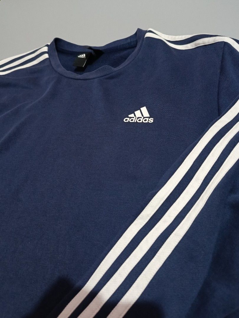 Adidas Fleece Sweatshirt (Category: Coats, Jackets and Outerwear) located in Pasig City. Submitted by lemuel29 (Listing ID 1468269235, Image 2). Description: Adidas Fleece Sweatshirt Size: Medium MOD: Lalamove or J&T Pm for more info!.