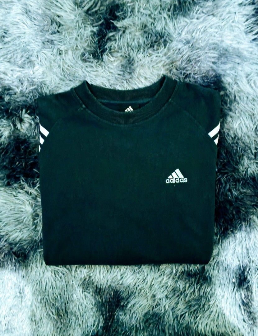 adidas sweatshirt authentic (Category: Coats, Jackets and Outerwear) located in Magalang. Submitted by trendz67271 (Listing ID 1468155623, Image 2). Description: once lng nagamit bought from abroad size reference in photos.