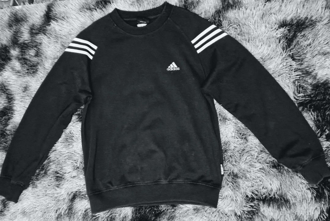 adidas sweatshirt authentic (Category: Coats, Jackets and Outerwear) located in Magalang. Submitted by trendz67271 (Listing ID 1468155623, Image 1). Description: once lng nagamit bought from abroad size reference in photos.