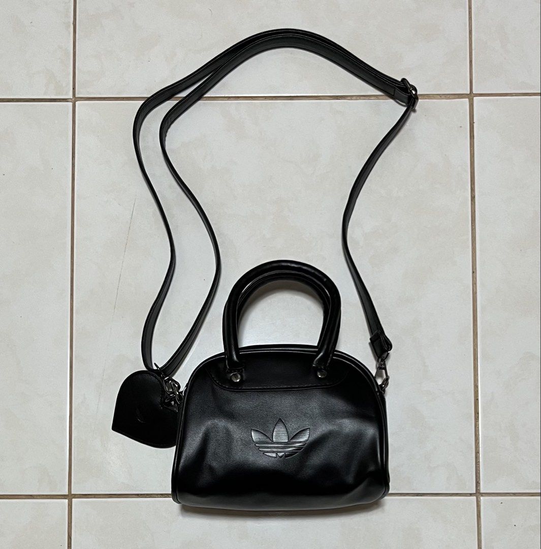 ADIDAS TREFOIL BOWLING BAG W MIRROR (Category: Shoulder Bags) located in Cavite. Submitted by drip_syndicate (Listing ID 1468220173, Image 2). Description: CONDITION: 9.8/10 COLOR RATE: 9.8/10 NO ISSUE .
