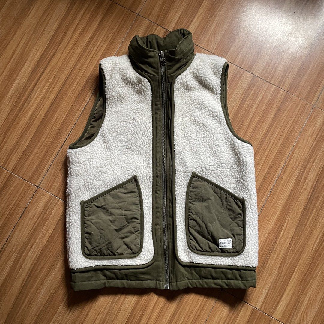 Aftermaths Sherpa Fleece Vest (Category: Coats, Jackets and Outerwear) located in General Mariano Alvarez. Submitted by 4117_thriftnthrive (Listing ID 1468233344, Image 1). Description: In excellent condition No flaws Size: M Measurements Width: 22” Length: 27”.