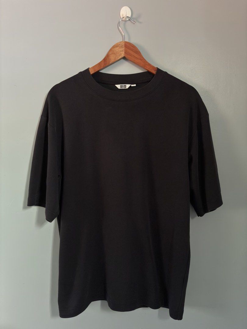 Airism Aspack M&L (Category: Tshirts & Polo Shirts ) located in Allen. Submitted by james100403 (Listing ID 1468120337, Image 1). Description: Need wash and stain only.