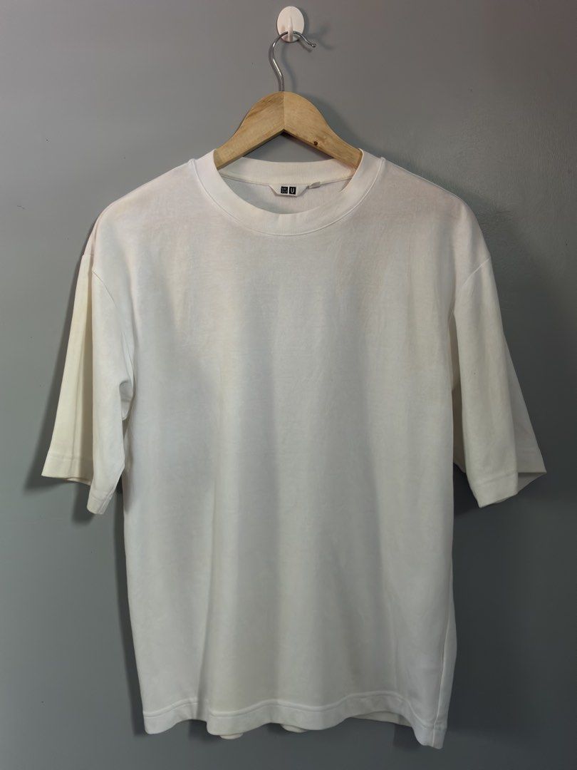 Airism Aspack M&L (Category: Tshirts & Polo Shirts ) located in Allen. Submitted by james100403 (Listing ID 1468120337, Image 2). Description: Need wash and stain only.