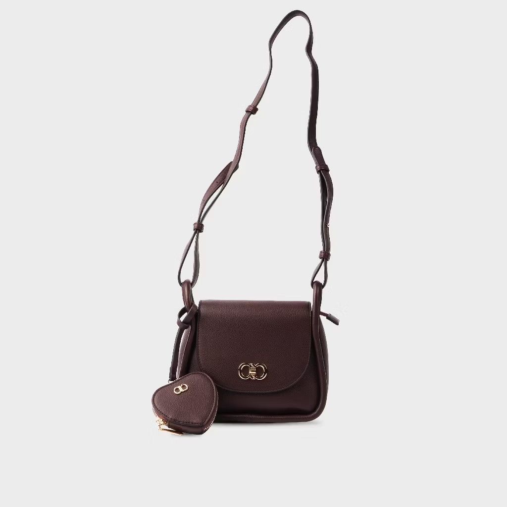 ALBERTO Sling Bag (Category: Cross-body Bags) located in Manila. Submitted by truebear_d3a3bf (Listing ID 1468177786, Image 1). Description: Alberto Sling Bag Color: Wine Condi: 9/10 Gcash payment lalamove or JNT.