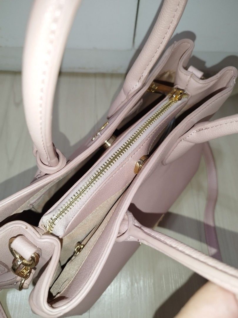 Aldo Top handle Satchel Bag (Category: Cross-body Bags) located in Makati City. Submitted by krishtyle (Listing ID 1468140403, Image 3). Description: Decluttering Personal Items Aldo Birin Top Handle Satchel Bag Issue: Upside down gold plated logo at the back (didn't notice immediately since the logo was located at the lower back of the bag) 📍Makati.