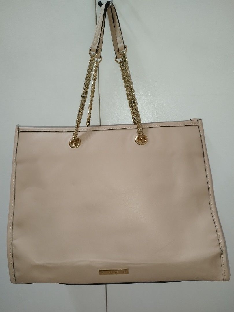Aldo Tote Bag (Category: Shoulder Bags) located in Makati City. Submitted by krishtyle (Listing ID 1468138271, Image 2). Description: Decluttering Personal Items Aldo Tote Bag Issue: No sling (misplaced) but you can use any sling that can match with the bag 📍Makati.