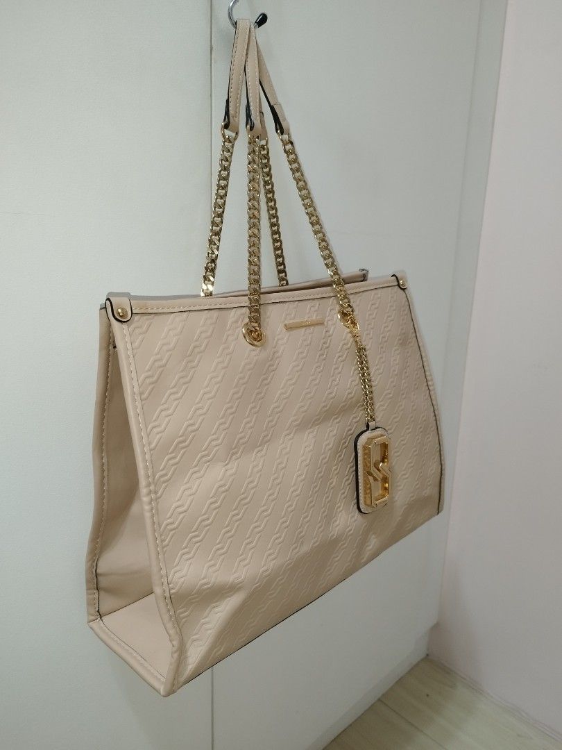 Aldo Tote Bag (Category: Shoulder Bags) located in Makati City. Submitted by krishtyle (Listing ID 1468138271, Image 3). Description: Decluttering Personal Items Aldo Tote Bag Issue: No sling (misplaced) but you can use any sling that can match with the bag 📍Makati.