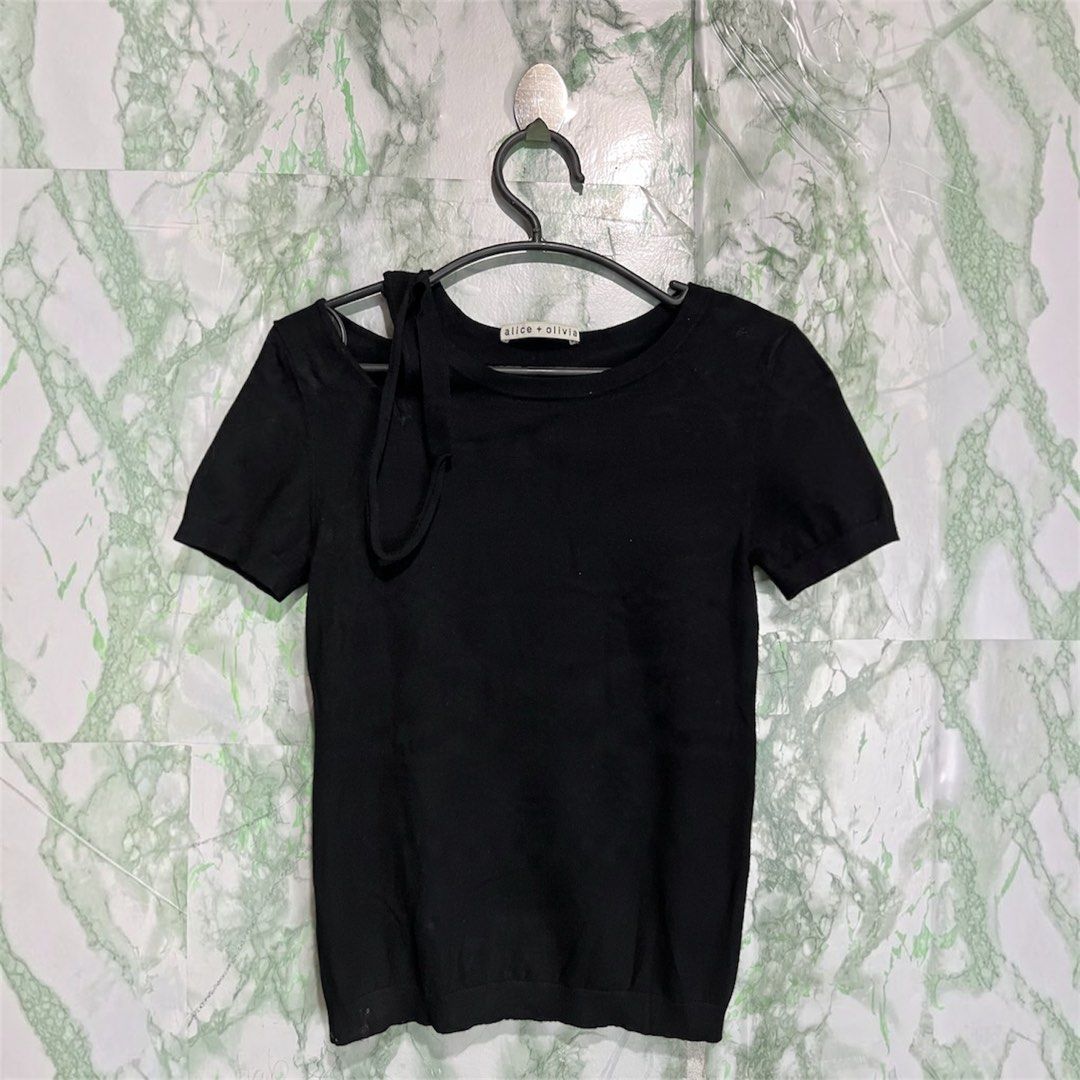 ALICE + OLIVIA knitted top (Category: Shirts) located in Bulacan. Submitted by letsfindukaywithme (Listing ID 1468061526, Image 1). Description: Alice+Olivia knitted top Small 13x20" Strechable like new No issue +sf payment first Ship via J&T .