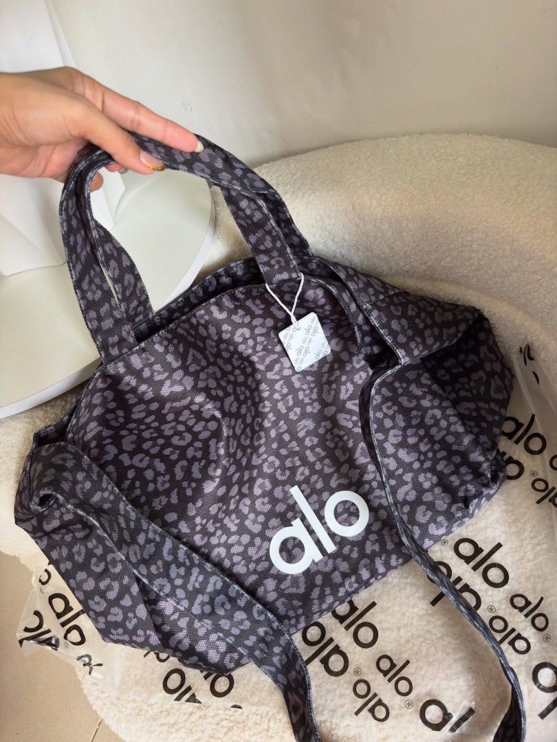 Alo Yoga Black leopard (Category: Tote Bags) located in Manila. Submitted by iconic.co (Listing ID 1468144173, Image 1). Description: .