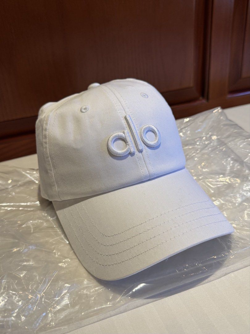 Alo Yoga Off-Duty Cap White (Category: Hats & Beanies) located in Makati City. Submitted by keiiiiichan (Listing ID 1468069469, Image 1). Description: - Brand: Alo Yoga - Color: Bright white - Condition: Brand new with original tags attached .