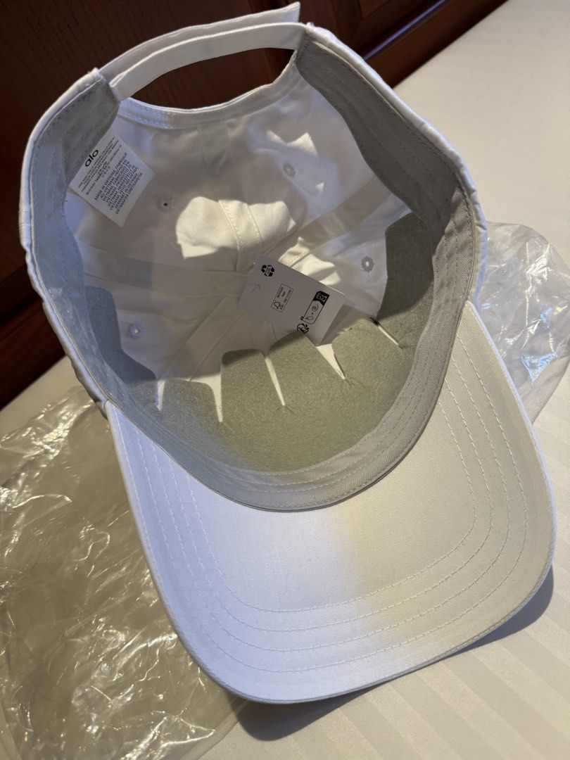 Alo Yoga Off-Duty Cap White (Category: Hats & Beanies) located in Makati City. Submitted by keiiiiichan (Listing ID 1468069469, Image 2). Description: - Brand: Alo Yoga - Color: Bright white - Condition: Brand new with original tags attached .