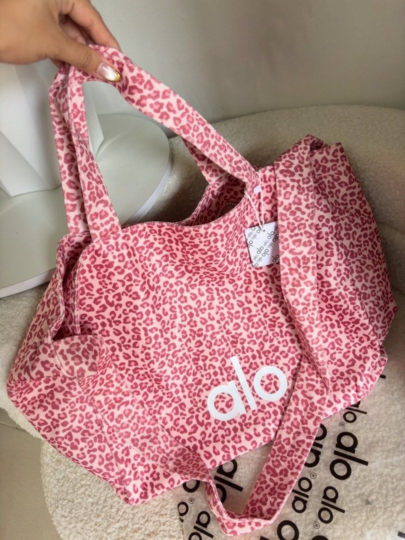 Alo Yoga pink leopard (Category: Tote Bags) located in Manila. Submitted by iconic.co (Listing ID 1468143924, Image 1). Description: .