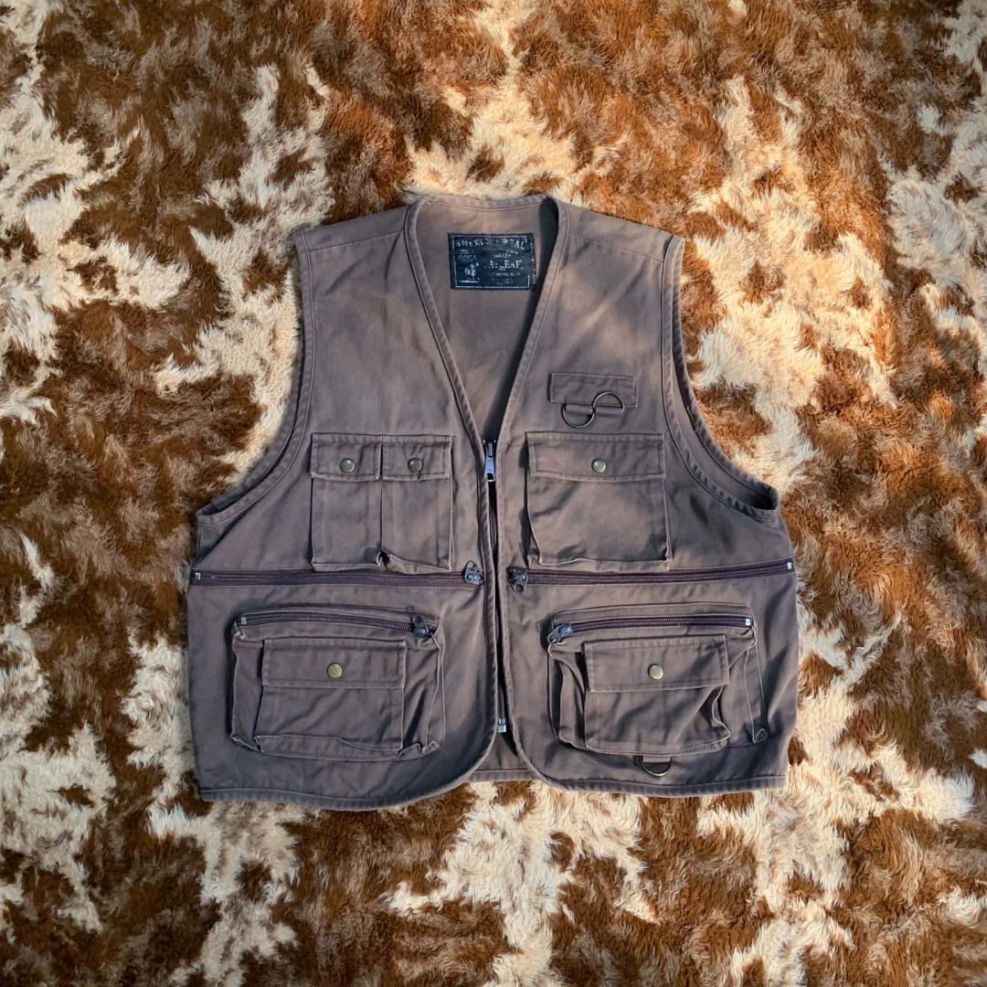 American Eagle oakleaf Brown Utility Vest (Category: Vests) located in Cabanatuan. Submitted by sfracks (Listing ID 1468101531, Image 1). Description: Decluttering because I’m moving out! Must be gone or will be donated! - American Eagle oakleaf Brown Utility Vest - Width 22 - Length 22.5 - Can fit a small-medium - Color may differ to lighting - Pay first before shipping.