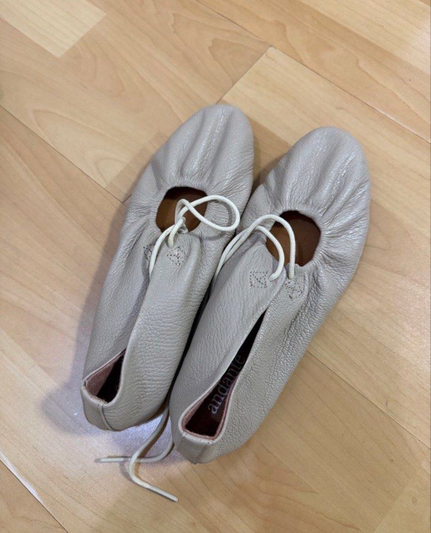 Andante Scrunchie Flats Latte (Category: Flats & Sandals) located in Quezon City. Submitted by favesforless (Listing ID 1468171382, Image 1). Description: Brand new. Never used. Size 7 (fits true to size) Color: Latte Rfs: never reached for it; need funds.
