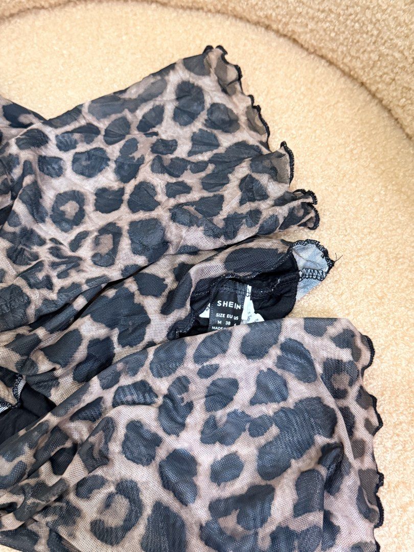 Animal Print Shein Top (Category: Others Tops) located in Quezon City. Submitted by kaye_oineza (Listing ID 1468237012, Image 3). Description: 🤎 Printed Offshie Medium Brand: SHEIN.