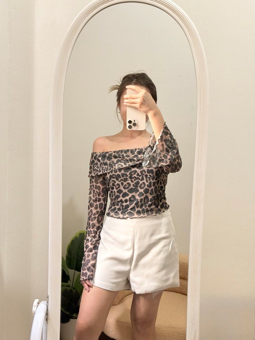 Animal Print Shein Top (Category: Others Tops) located in Quezon City. Submitted by kaye_oineza (Listing ID 1468237012, Image 2). Description: 🤎 Printed Offshie Medium Brand: SHEIN.