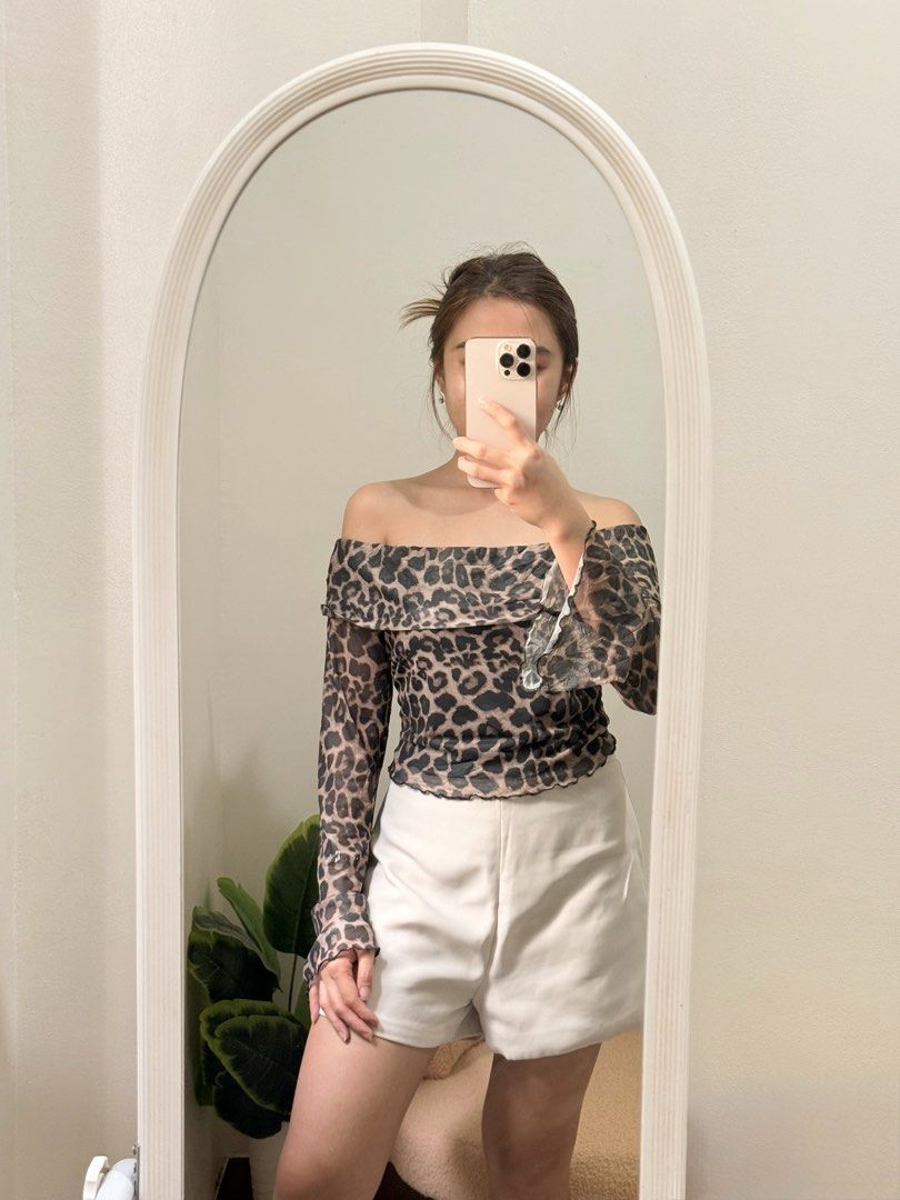 Animal Print Shein Top (Category: Others Tops) located in Quezon City. Submitted by kaye_oineza (Listing ID 1468237012, Image 1). Description: 🤎 Printed Offshie Medium Brand: SHEIN.