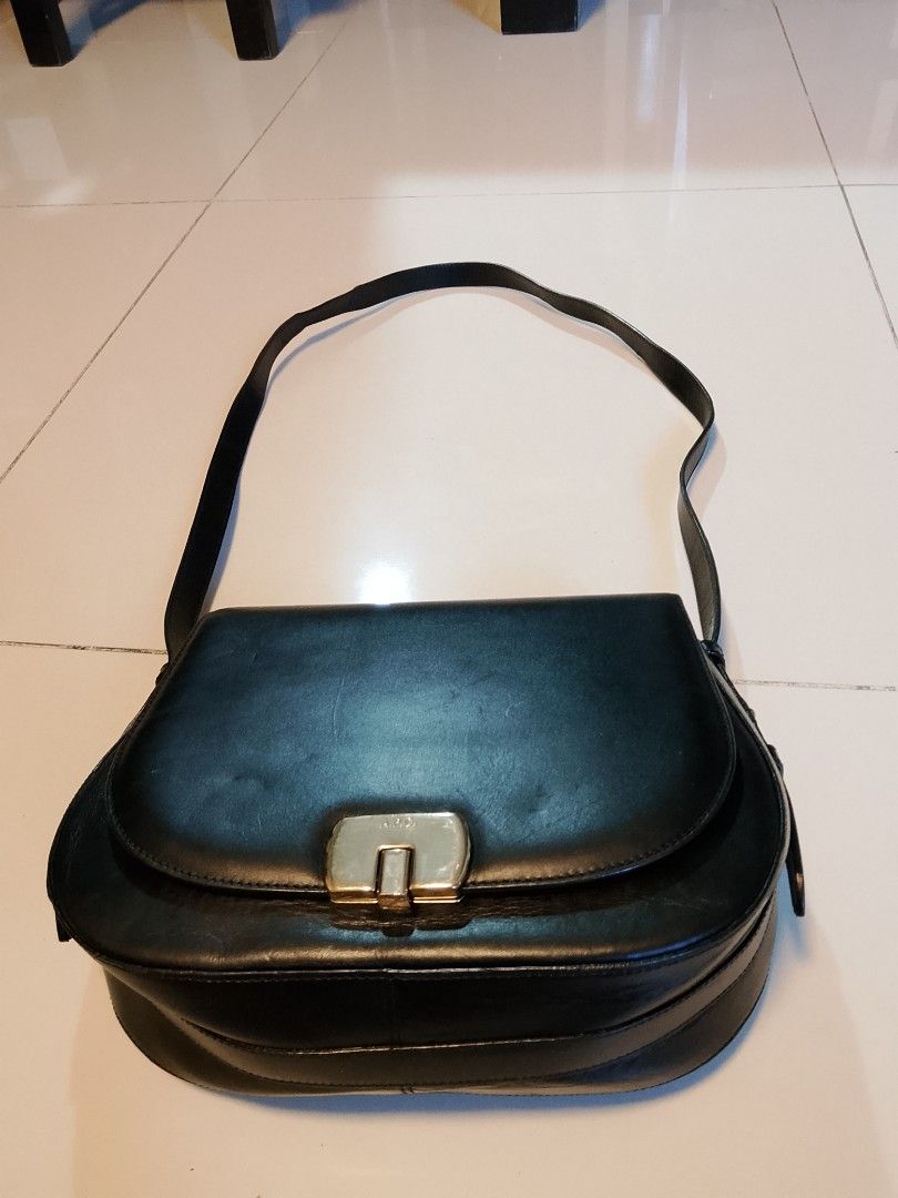 Apc sling (Category: Shoulder Bags) located in Manila. Submitted by wildwind_73f77a (Listing ID 1468109044, Image 2). Description: excellent condition authentic no issue.