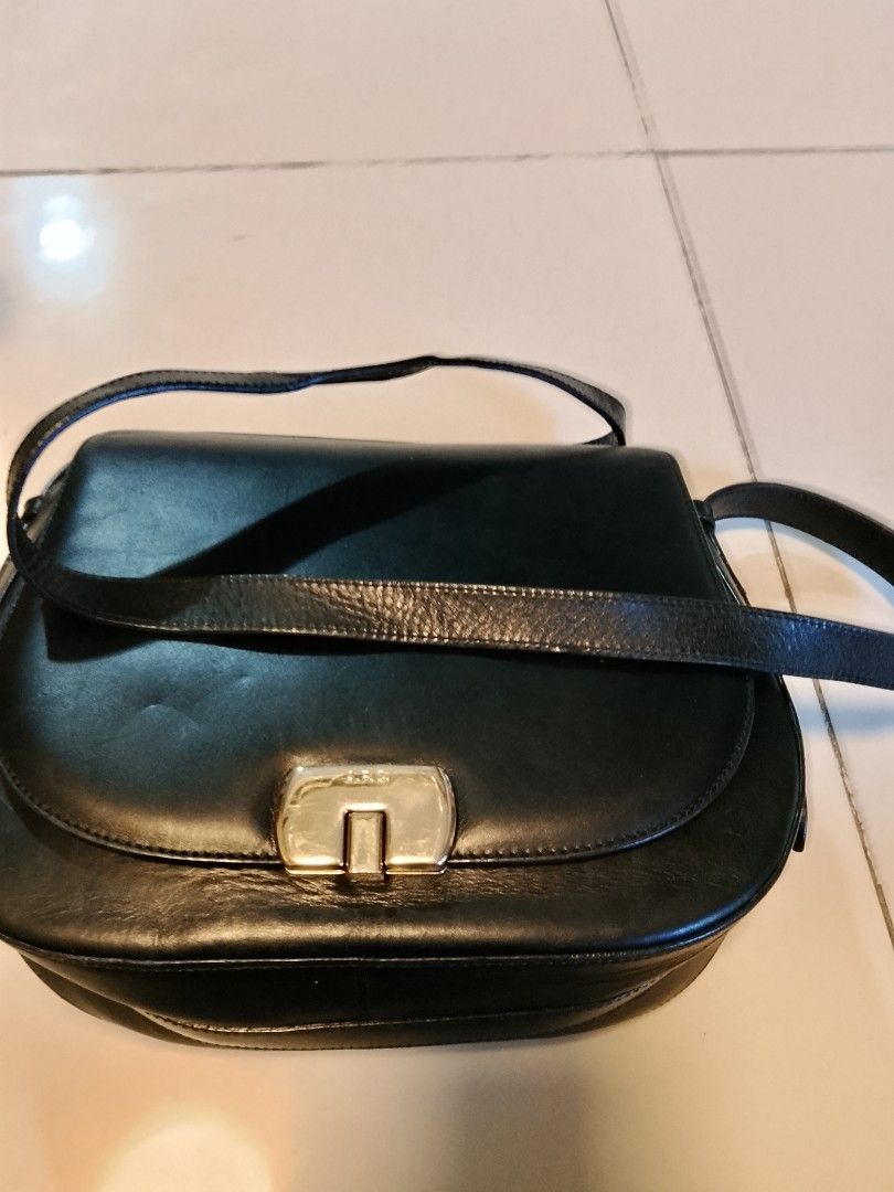 Apc sling (Category: Shoulder Bags) located in Manila. Submitted by wildwind_73f77a (Listing ID 1468109044, Image 3). Description: excellent condition authentic no issue.
