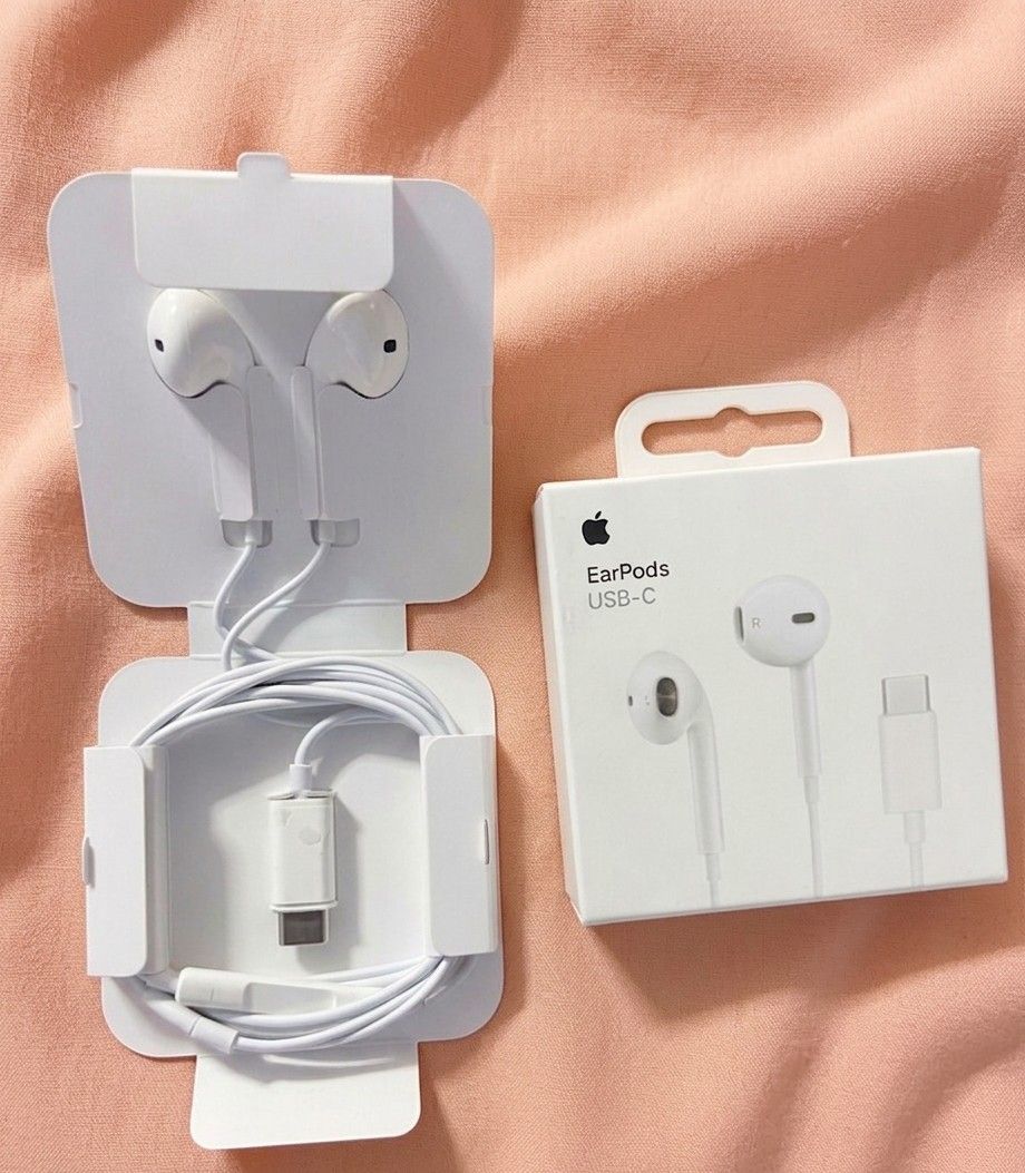 Apple EarPods USB-C (Category: Earphones) located in Manila. Submitted by itsashy (Listing ID 1468194552, Image 1). Description: .