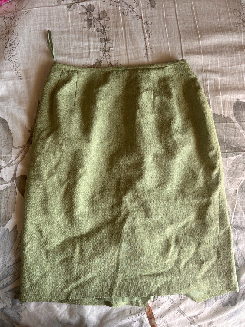 Apple Green Skirt (Category: Skirts) located in Makati City. Submitted by lilylovesxo (Listing ID 1468185858, Image 3). Description: 26” waistline Loc: Taguih.