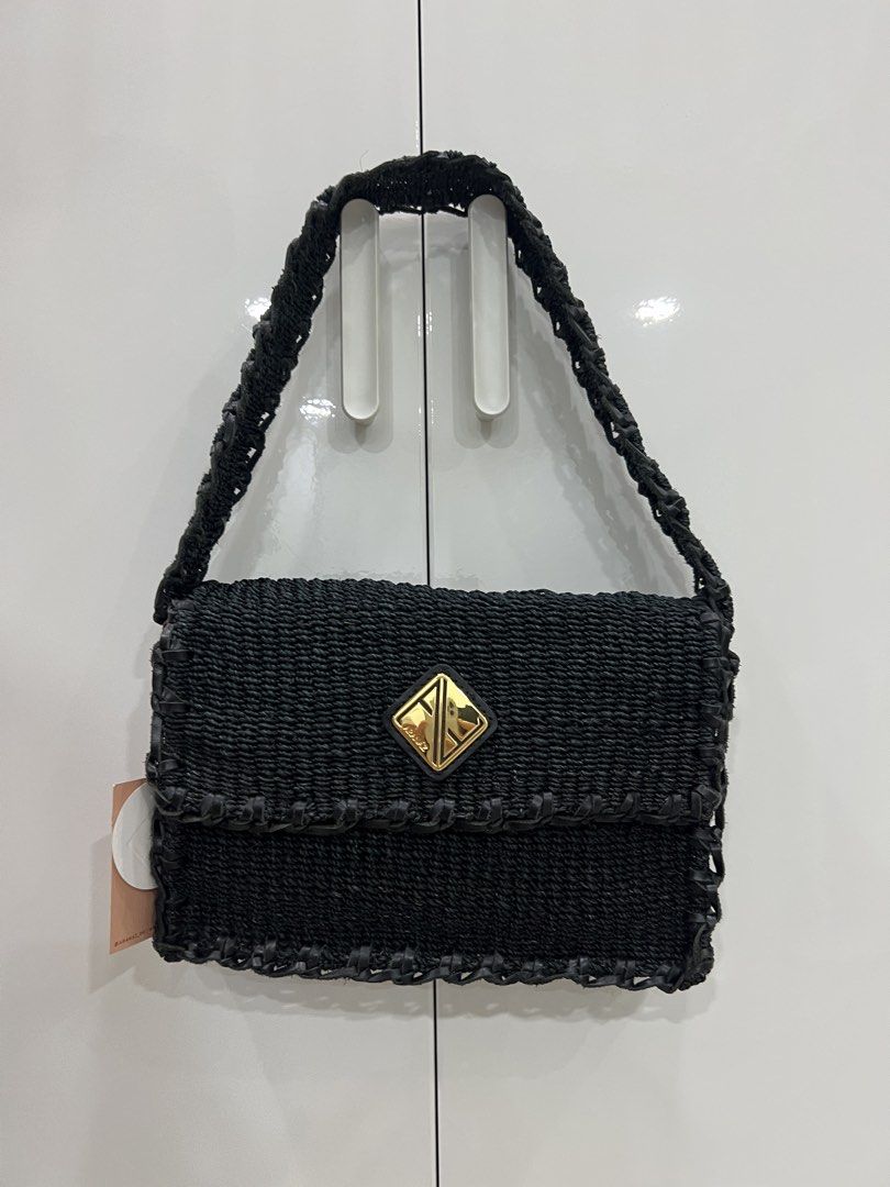 Aranaz Bag (Category: Shoulder Bags) located in Mandaluyong City. Submitted by smmill (Listing ID 1468195455, Image 1). Description: .