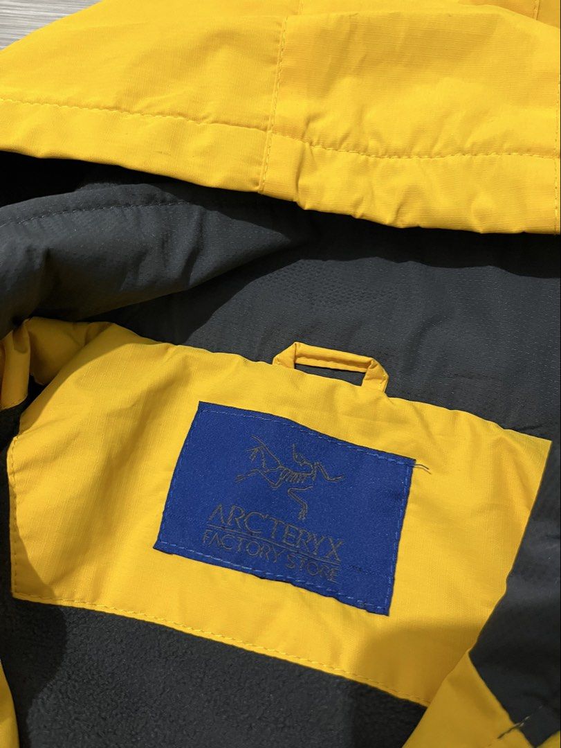 ARCTERYX TAU WINDBREAKER WATERFROOP (Category: Coats, Jackets and Outerwear) located in Santa Cruz. Submitted by youngearth.c72f95 (Listing ID 1468059211, Image 3). Description: LIKE NEW CONDITION NEED WASH ONLY DIMES-24x28 L to XL FITTING.