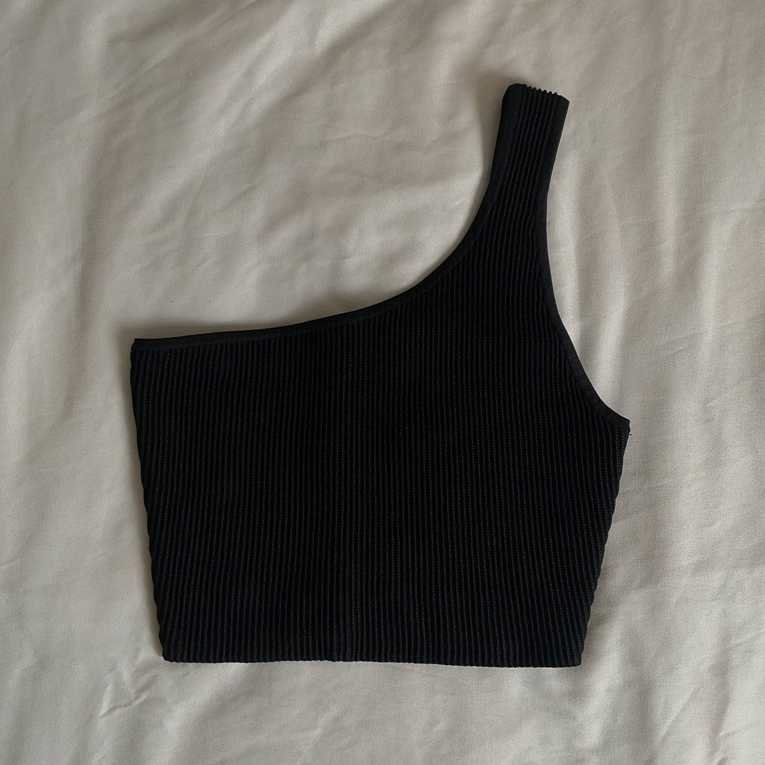 Aritzia Sculptknit One-Shoulder Top (Category: Sleeveless) located in Quezon City. Submitted by declutter.chek (Listing ID 1468136042, Image 1). Description: - Brand: Aritzia Babaton - Style: One-shoulder crop top with modern asymmetrical cut - Color: Black - Size: S - Material: Stretch knit - Condition: Removed the tags but never used. Comes in original packaging - RFS: not my style.