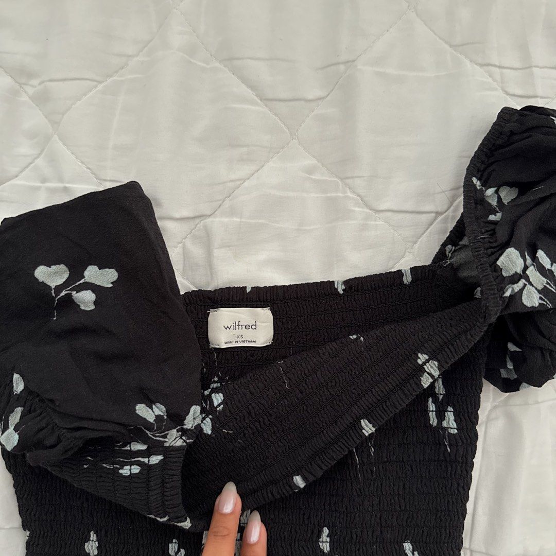 Aritzia Smocked top (Category: Others Tops) located in Davao. Submitted by aug_amari (Listing ID 1468076724, Image 2). Description: xs-s!.
