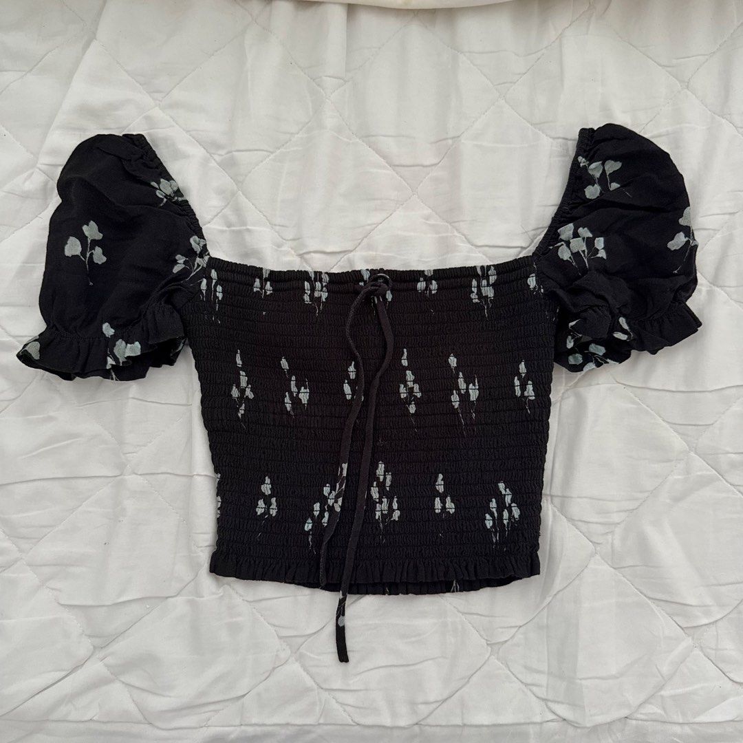 Aritzia Smocked top (Category: Others Tops) located in Davao. Submitted by aug_amari (Listing ID 1468076724, Image 1). Description: xs-s!.